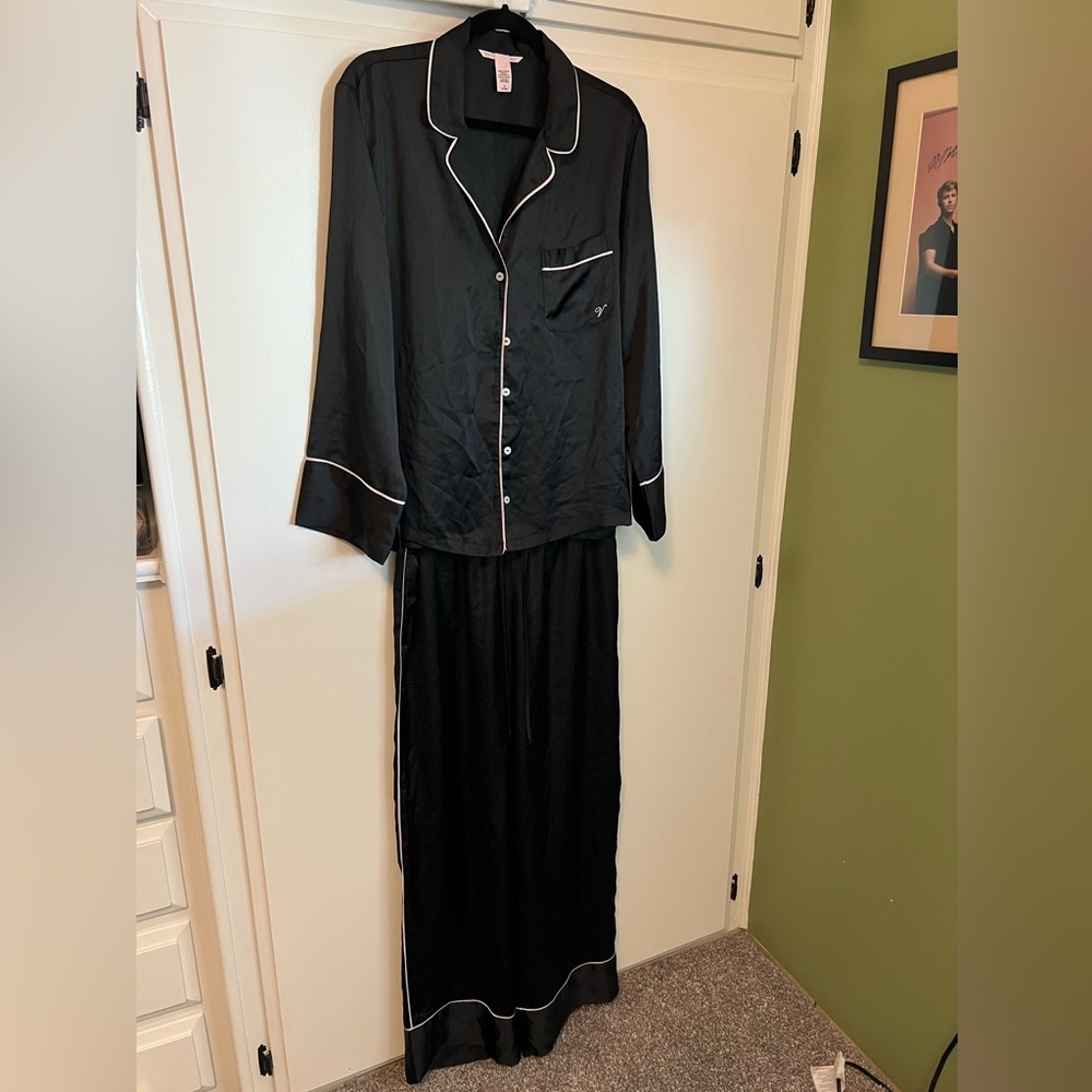 VICTORIA’S SECRET Black Satin Pajama Set